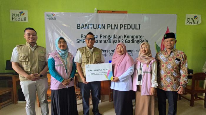 PLN Lampung Bantu 15 Komputer ke SMP Muhammadiyah 2 Gading Rejo di Momen Sumpah Pemuda