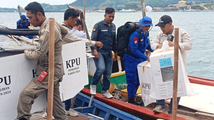 Gunakan Kapal, Polres Lampung Selatan Kawal Pengiriman Logistik ke Pulau Sebesi dan Sebuku