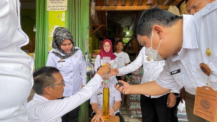 Tim Gabungan Temukan Minyak Goreng Tak Sesuai Kemasan di Pasar Sarinongko Pringsewu