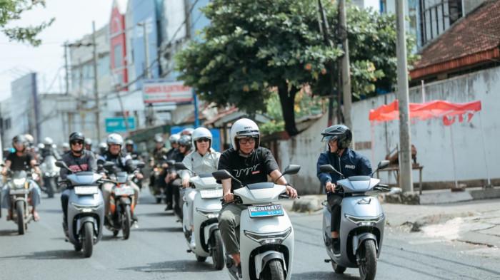 RAMAIKAN BE ONE RIDE WITH GUBERNUR - Lebih dari 300 bikers dari komunitas motor di Lampung meramaikan acara 'Be One Ride With Gubernur,' Minggu (7/9/2025) pagi.