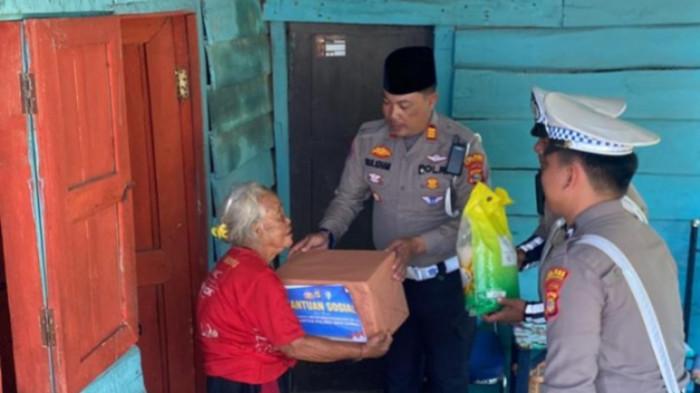 Satlantas Polres Way Kanan Salurkan Bansos Wujud Kepedulian Sosial