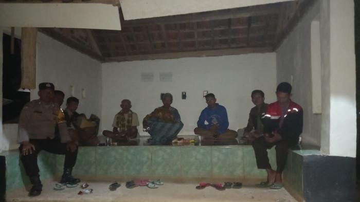 Bhabin Polsek Tanjung Raya Sambangi Poskamling Desa Mekar Jaya
