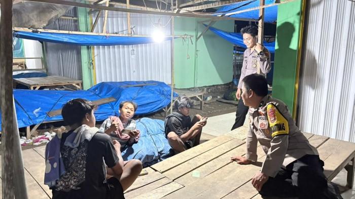 Sambang Humanis, Bhabin Pesisir Barat Ajak Masyarakat Tingkatkan Kewaspadaan