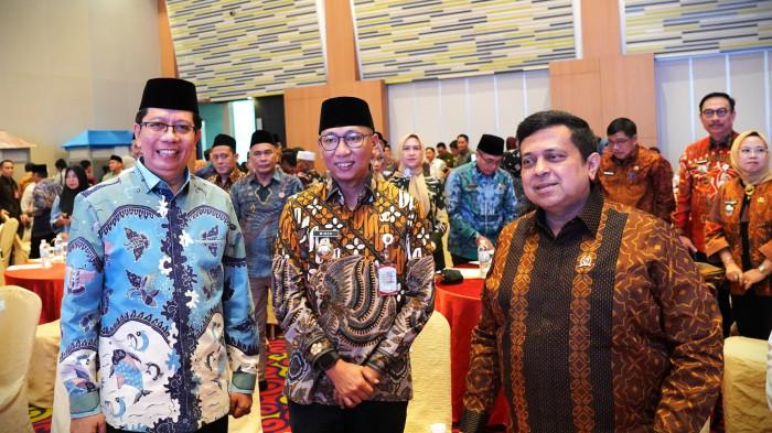 SERAHKAN SERTIFIKAT HALAL - Rektor UIN RIL 12