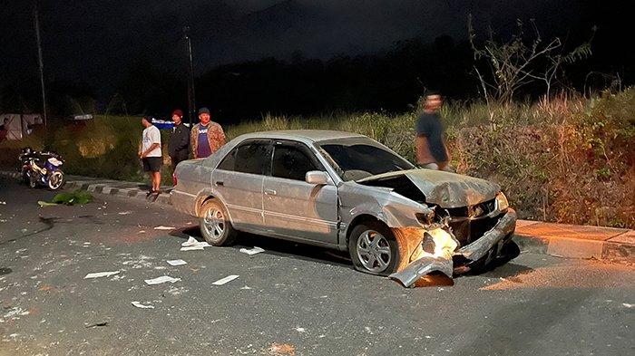 Diduga Sopir Mabuk, Mobil Sedan Kecelakaan di Ham Tebiu Lampung Barat