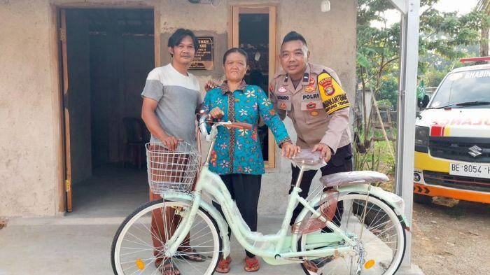 Sisihkan Gaji, Aipda Leonardo Belikan Sepeda untuk Ibu Rahayu di Lampung Tengah