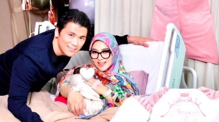 Reino Barack Ganti Popok Bayinya, Adik Syahrini Beri Pujian