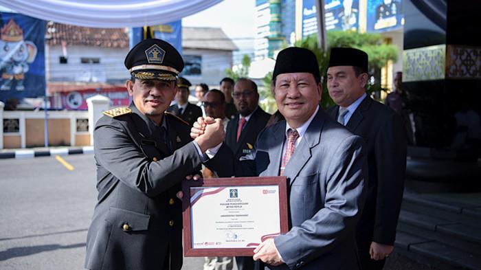 TERIMA PENGHARGAAN - Teknokrat menerima Piagam 5678