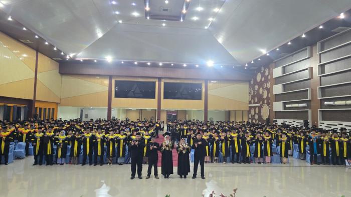 WISUDA - UT Lampung mewisuda 600ab