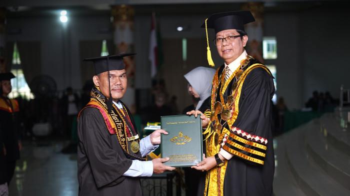 Miliki Keterbatasan Penglihatan, Supron Ridisno Mampu Raih Disertasi Terbaik Wisuda UIN RIL