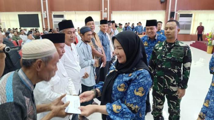 Wali Kota Eva Dwiana Bagikan Bantuan Dana untuk 581 Musala di Bandar Lampung