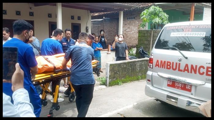 EVAKUASI JASAD KORBAN - Petugas mengevakuasi tubuh wanita muda yang ditemukan tewas bersimbah darah di rumah kontrakan Mejing Wetan, Ambarketawang, Gamping, Kabupaten Sleman, Selasa (4/11/2025). Diduga korban yang diketahui berinisial RI itu menjadi korban pembunuhan.