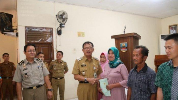 Bupati Serahkan Sertifikat Tanah Warga Pesisir Tengah dalam program PTSL