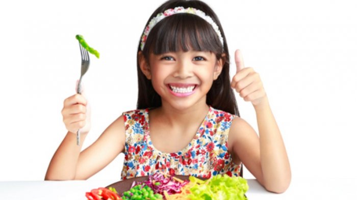 Ilustrasi anak mencicipi sayuran