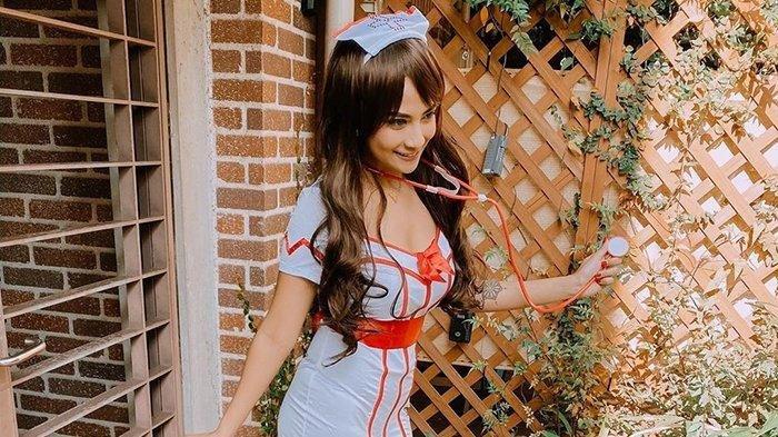 Demi Hadiah, Vanessa Angel Mau Bergoyang Pakai Tanktop