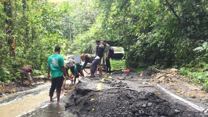 Aspal Terangkat di Jalinbar Kubu Perahu Semakin Tinggi, Pengendara Inisiatif Bersihkan Material
