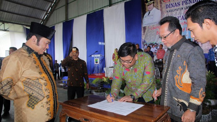 Bupati Zainudin Perintahkan Dinas Pendidikan Inventarisasi Sekolah yang Tidak Punya Komputer