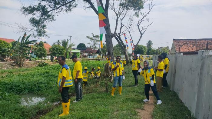 Personel TNI-Polri Lamteng dan Relawan Bersih-bersih Irigasi di Trimurjo