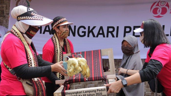 Bhayangkari Lampung Sumbang Alat Tenun untuk Perajin Tapis