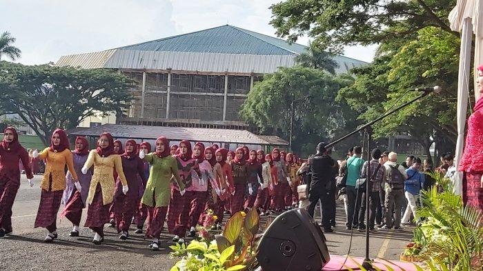 BREAKING NEWS - Ribuan Emak-emak Pakai Kebaya Sulam Usus Kumpul di Lapangan Enggal, Ada Apa?