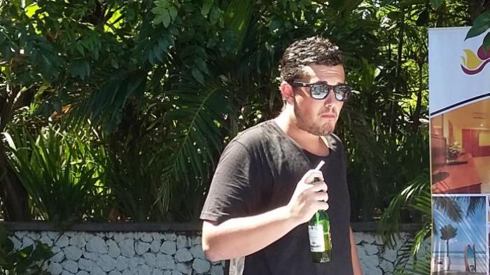 Pria Bule di Bali Lomba Tenggak Bir Berhadiah Sarung