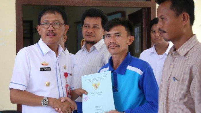 Agus Istiqlal Bagikan Sertifikat Tanah Program PTSL Pesisir Utara