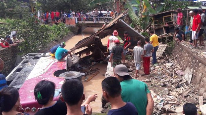 Bus Rombongan Siswa SMA Nyemplung ke Sungai Setelah Tabrak Warung