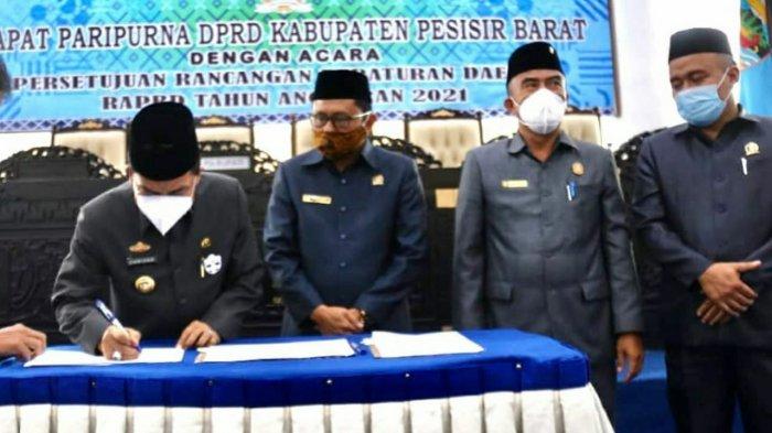 Pjs Bupati Pesisir Barat Achmad Chrisna Putra Hadiri Pengesahan APBD 2021 Pesisir Barat