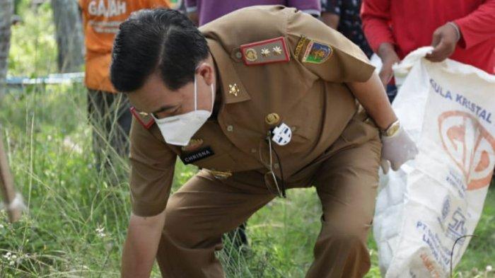 Pjs Bupati Pesisir Barat Achmad Chrisna Putra Bersih-bersih Pantai di Pantai Pekon Siging