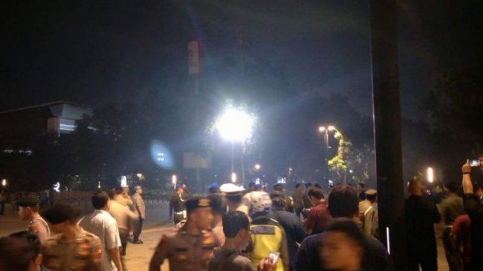 Polisi Beri Peringatan: Jangan Mendekat! Ledakan Keras di GBK, Peserta Nobar Debat Capres Panik