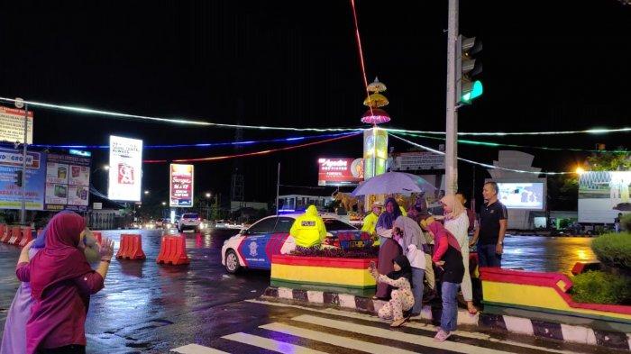 Detik-detik Jelang Pergantian Tahun, Tak Terlihat Kerumunan Orang di Tugu Adipura