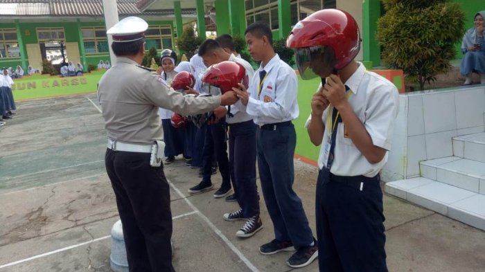 Satlantas Polres Way Kanan Bagikan Helm SNI Gratis