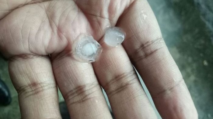 Magelang Hujan Es, Pengendara Motor Ini Kaget Tangannya Tiba-tiba Sakit Terkena Butiran Es