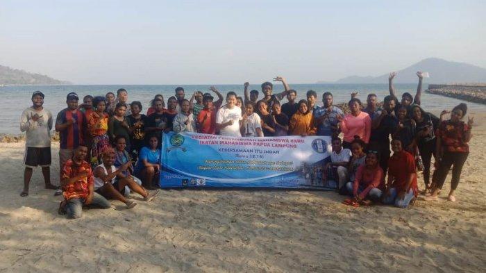 Sambut Maba Asal Papua dan Papua Barat, Ikmapal Gelar Makrab di Pantai Batu Mandi Pesawaran