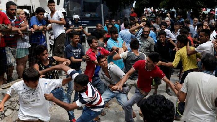 Mengerikan, Imigran Baku Hantam Berebut Makanan dan Minuman