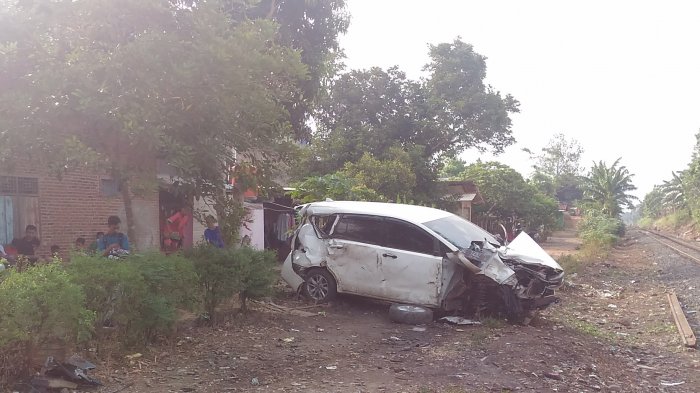 BREAKING NEWS - Warga Ungkap Penyebab KA Seminung Tabrak Innova di Natar