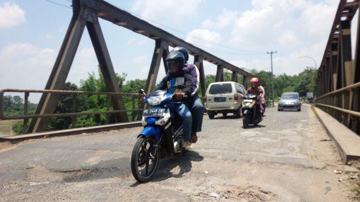 Jalan Rusak di Lampung Tengah Mengkhawatirkan Pengendara