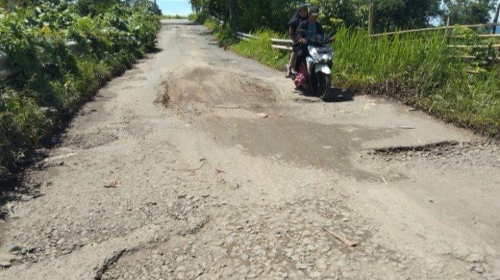 Mobilitas Siswa SMA dan Santri Terhambat Gara-gara Jalan Rusak di Pesisir Barat Lampung