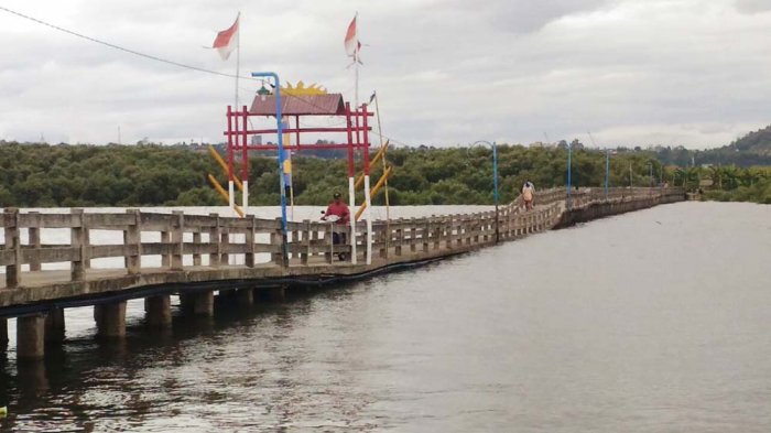 Warga Cemas Belum Ada Perbaikan Jembatan Pulau Pasaran yang Ambles