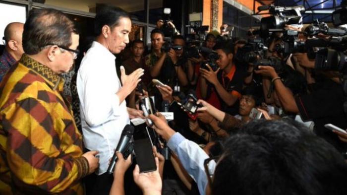 Jokowi Jalan Kaki Menyusuri Sarinah dan Temui Wisatawan Asing