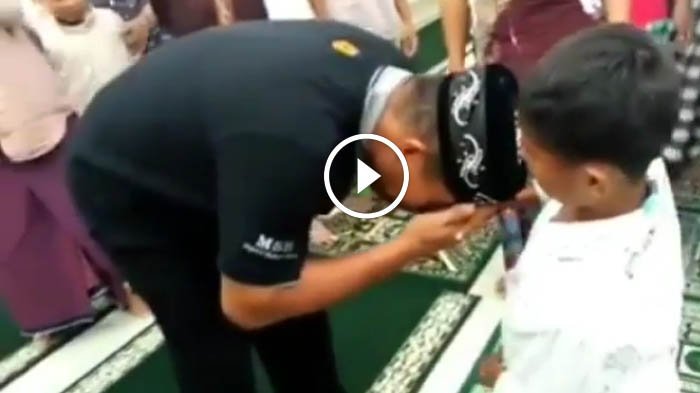 Tiba-tiba Kapolda Cium Tangan Bocah Lelaki Ini. Kisah Dibaliknya Bikin Mrebes Mili