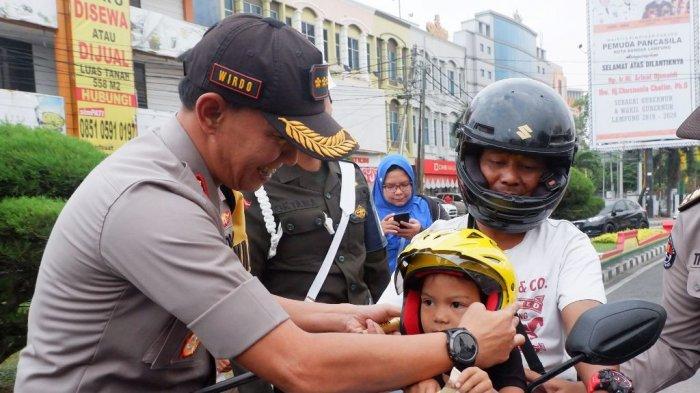 BERITA FOTO - Kapolresta Bandar Lampung Bagikan Helm Anak-anak