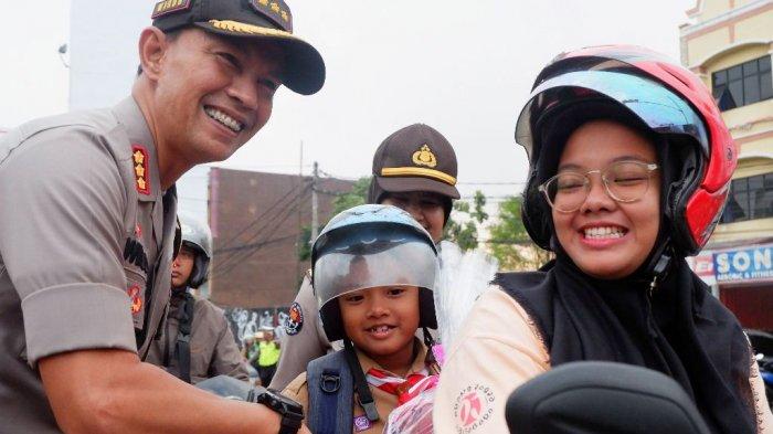 Polresta Bandar Lampung Bagi-bagi 100 Helm dan 200 Tas Sekolah