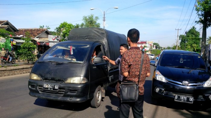 Peringati Hari Antikorupsi Sedunia, Jaksa Kejari Kotabumi Bagikan Stiker kepada Masyarakat