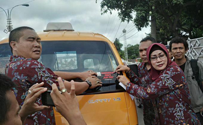 Hari Antikorupsi, Kajari Kotabumi Tempel Stiker di Angkot
