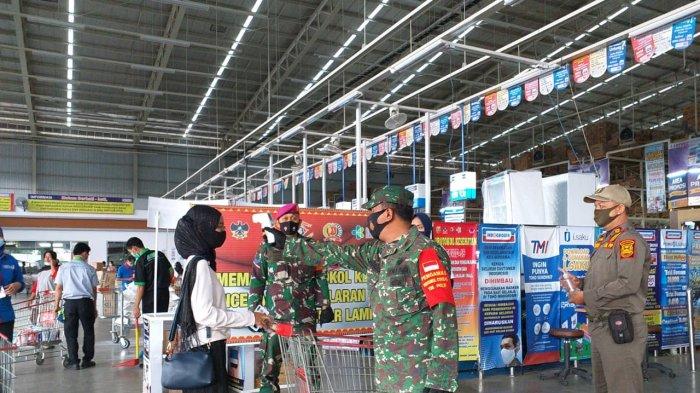 Terapkan Prokes dan 3M, Kodim 0410 Bandar Lampung Cek Suhu Tubuh setiap Pengunjung Indogrosir