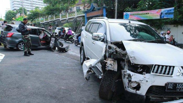 Kecelakaan Mobil Pajero vs Datsun Adu Kepala di Depan Kantor DPRD Bandar Lampung