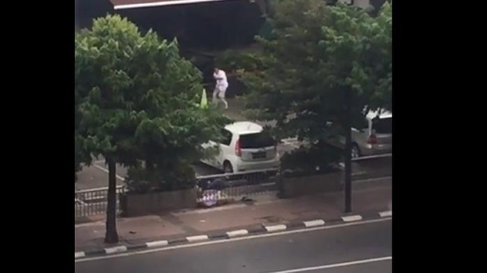 Misteri Pria Berbaju Putih saat Baku Tembak dan Ledakan di Starbuck