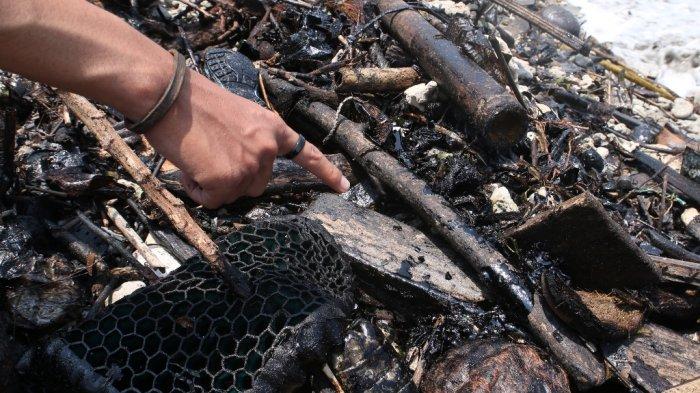 Penampakan Limbah Minyak di Pesisir Pantai Lampung Selatan