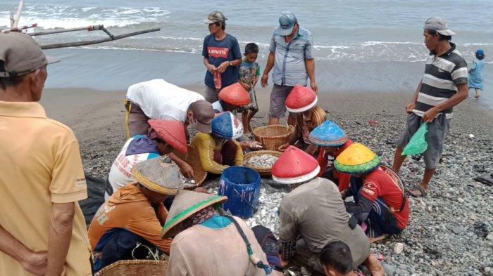 Material Diduga Limbah Rusak Jaring Nelayan di Tanggamus Lampung